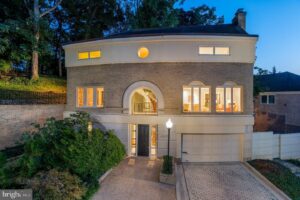 Luxury homes in Foxhall Crescents